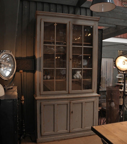 French  Dresser